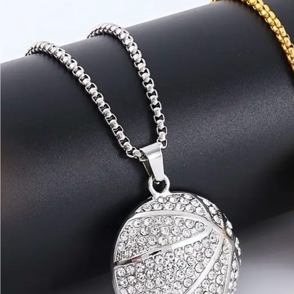 Elegant Silver Pendant Necklace - Picture 8 of 9